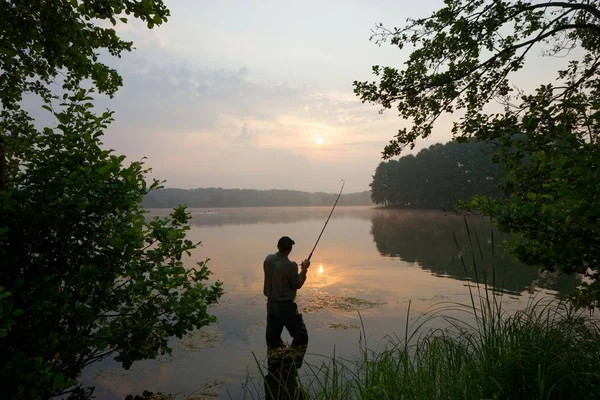 Silhouette Pescatore Piedi Lago Cattura Del Pesce Durante Alba — Foto Stock