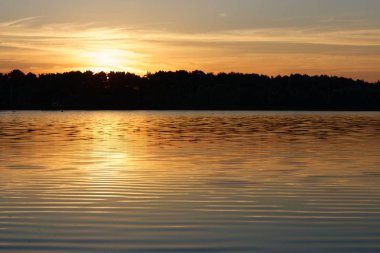 Bir gölde gündoğumu sırasında görüntülemek