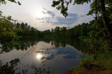 Göl güneşli gün boyunca