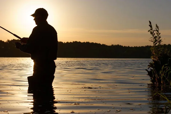 Silueta Del Pescador Capturando Los Peces Durante Amanecer — Foto de Stock