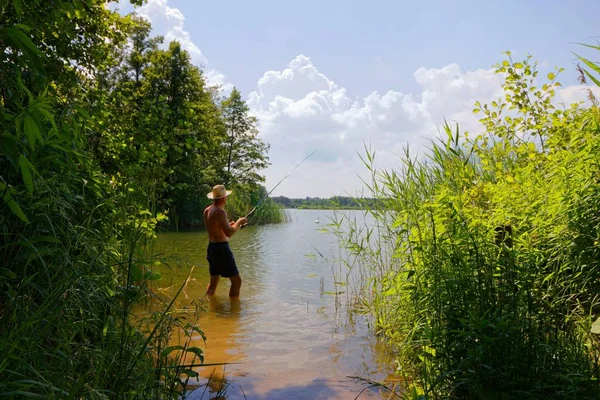 Pescatore Nel Lago Durante Giornata Sole — Foto Stock