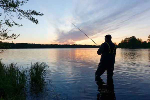 Silueta Del Pescador Pie Lago Captura Los Peces Durante Amanecer —  Fotos de Stock