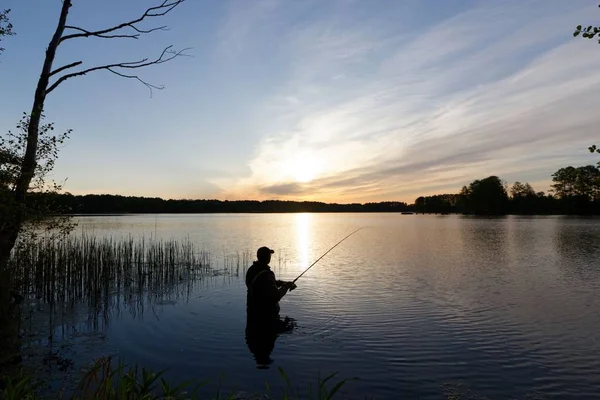 Silhouette Pêcheur Debout Dans Lac Attraper Poisson Lever Soleil — Photo