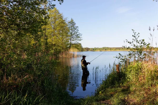 Fiskare Står Sjön Och Fånga Fisken Solig Dag — Stockfoto