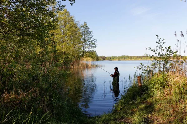 Fiskare Står Sjön Och Fånga Fisken Solig Dag — Stockfoto