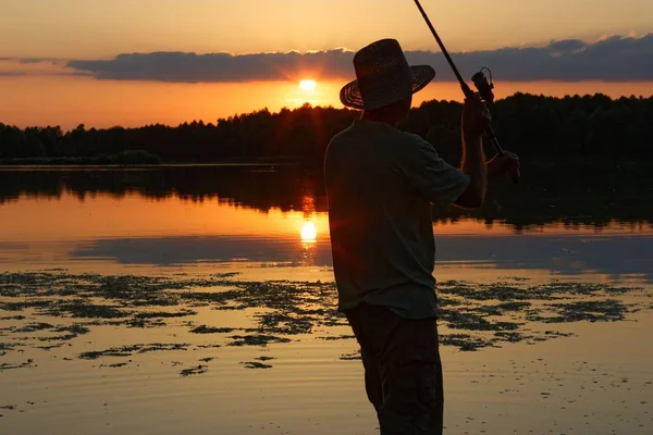 Pescador Pegar Peixe Durante Pôr Sol — Fotografia de Stock