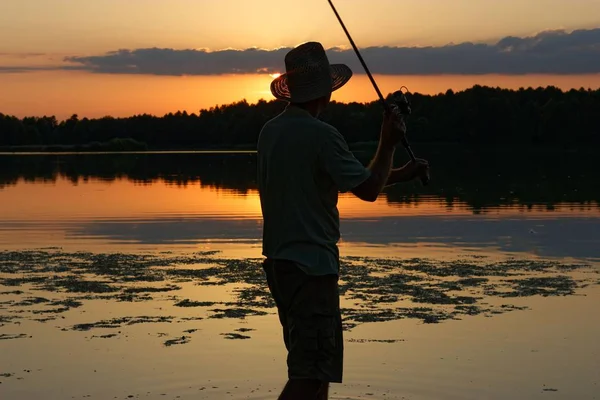 Pescatore Cattura Pesce Durante Tramonto — Foto Stock