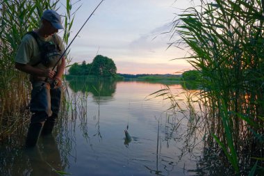 Gölde ayakta ve balık yakalamak balıkçı
