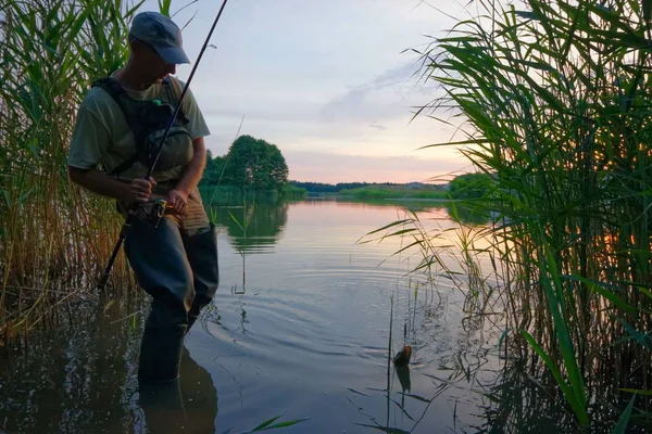 Fischer Der See Steht Und Die Fische Fängt — Stockfoto