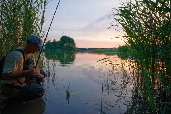 Fischer Der See Steht Und Die Fische Fängt — Stockfoto