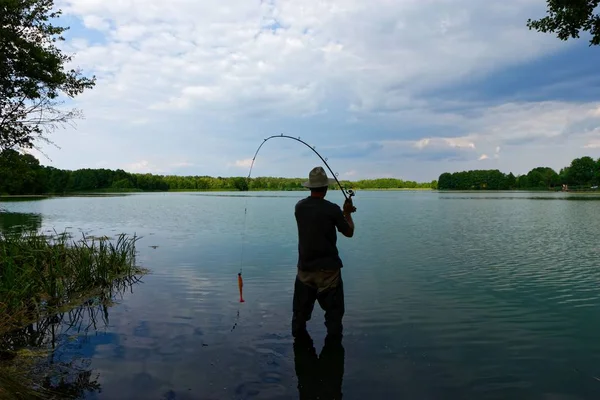 Pescatore Piedi Nel Lago Cattura Del Pesce — Foto Stock