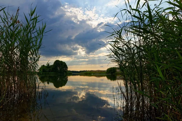 Nuvole Tempestose Durante Tramonto Sul Lago — Foto Stock