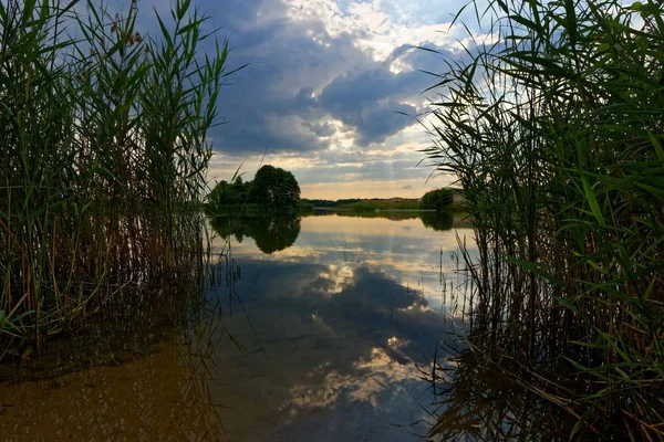 Nuvole Tempestose Durante Tramonto Sul Lago — Foto Stock