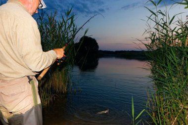 Gece balık yakalamak balıkçı