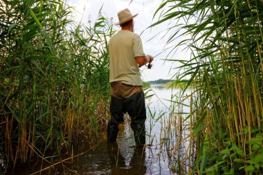Sazlık ayakta ve balık yakalamak balıkçı