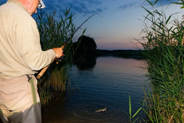 Gece balık yakalamak balıkçı
