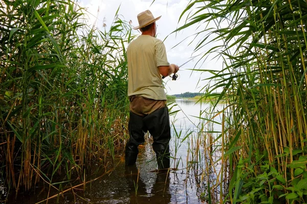 Sazlık ayakta ve balık yakalamak balıkçı