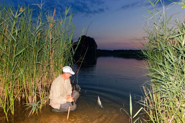 Gece balık yakalamak balıkçı