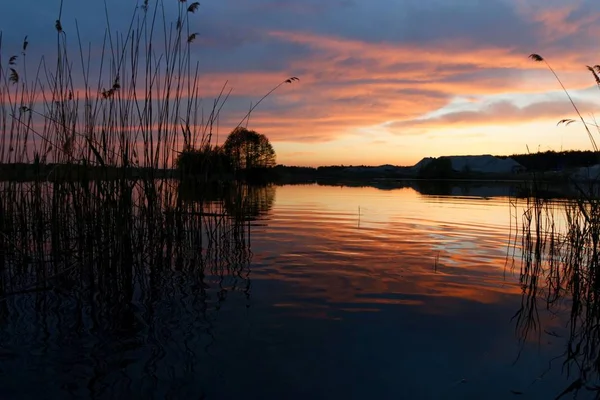 Blick Auf Einen See Bei Sonnenuntergang — Stockfoto