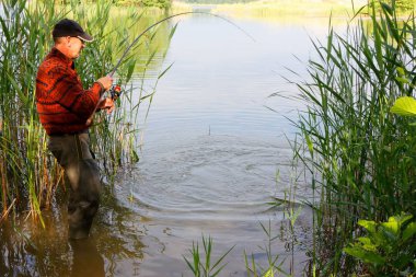 Gölde ayakta ve balık yakalamak balıkçı