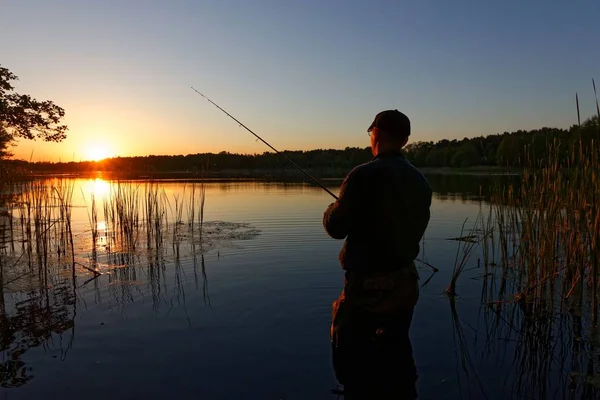 Balıkçı sunse sırasında balık yakalamak