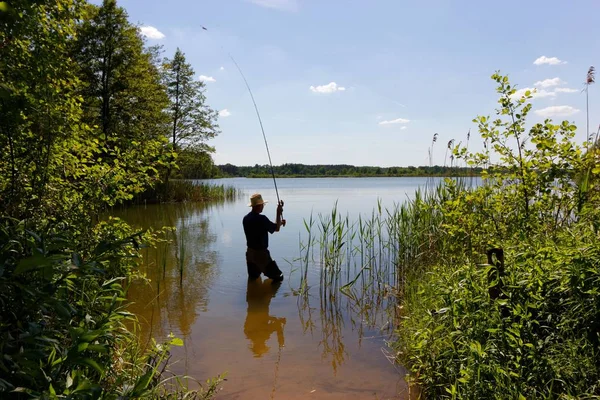 Fiskare Fånga Fisken Solig Dag — Stockfoto