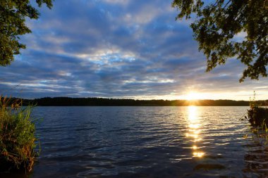 Bir gölde gündoğumu sırasında görüntülemek