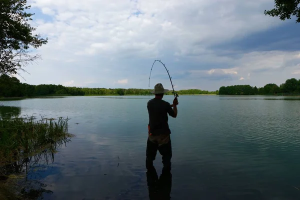 Pescador Jogando Uma Isca Pesca — Fotografia de Stock