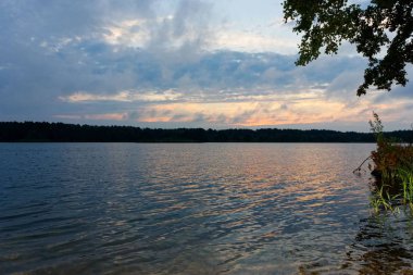 Bir gölde bulutlu gündoğumu sırasında görüntülemek