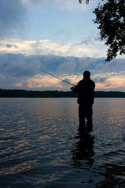 Silueta Pescador Captura Los Peces Durante Amanecer Nublado —  Fotos de Stock