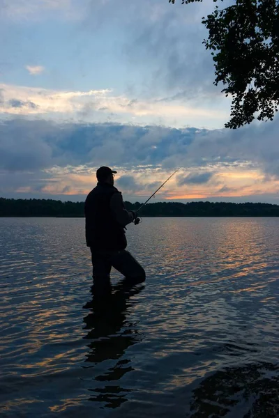 Silueta Pescador Captura Los Peces Durante Amanecer Nublado —  Fotos de Stock