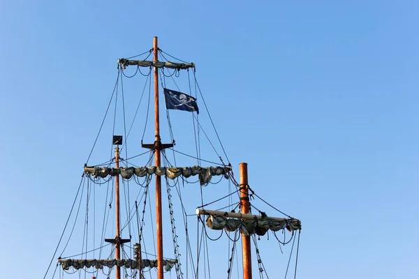 Bandeira Pirata Mastro Céu Azul — Fotografia de Stock