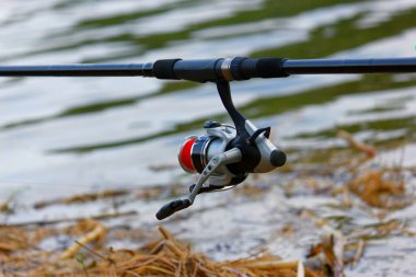 Balıkçılık Reel ve balık tutma kilise üzerinde arka plan bulanık