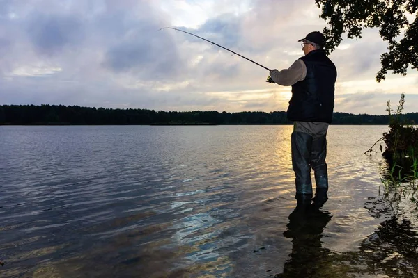 Pescador Captura Los Peces Durante Día Nublado —  Fotos de Stock