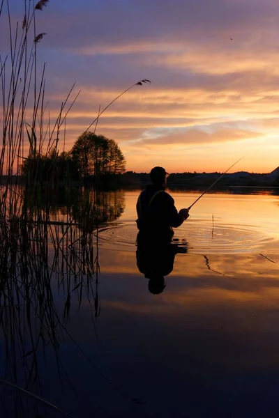Wędkarzowi Stojąc Jeziorze Łowienie Ryb Podczas Zachodu Słońca — Zdjęcie stockowe