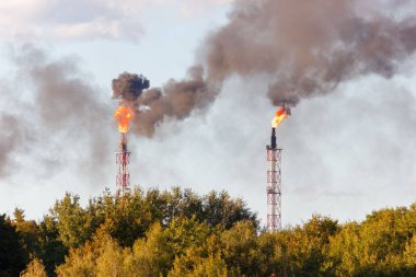 Orman üzerinde sigara endüstriyel baca, Siyah bulutlar ve alev