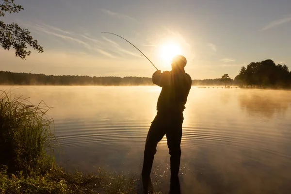 Силуэт Рыбака Ловящего Рыбу Рассвете Тумана — стоковое фото