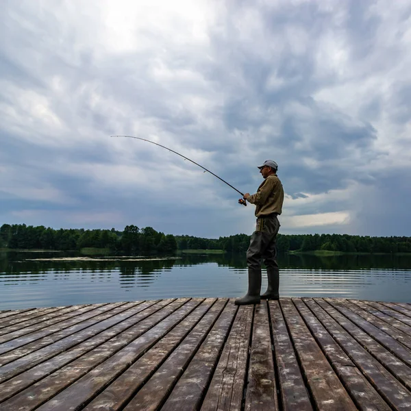 Wędkarz Łowiący Ryby Jeziorze Pochmurny Dzień — Zdjęcie stockowe