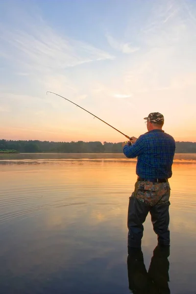 Angler Fängt Die Fische Bei Sonnenaufgang — Stockfoto