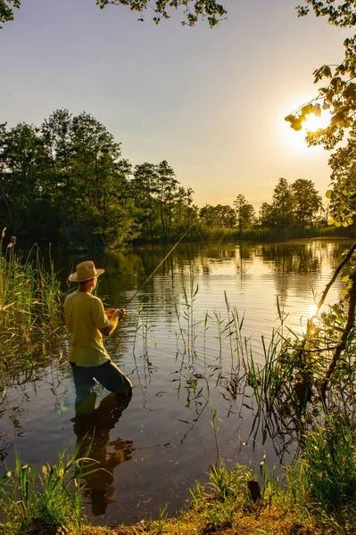 Sportfiskare Fånga Fisken Solig Dag — Stockfoto