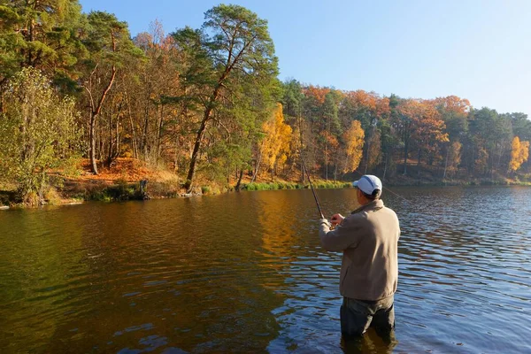 秋の日に魚を捕る漁師は — ストック写真