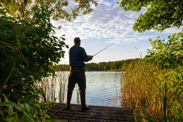 Pêcheur Attraper Poisson Jetée Bois — Photo