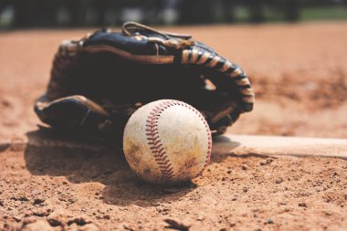 Toprak sahada eldiven ile eski kirli beyzbol nostalji beyzbol oyuncusu için spor anıları canlandı.