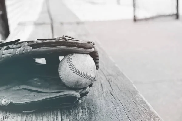 Beisebol Luva Que Coloca Banco Dugout Preto Branco — Fotografia de Stock