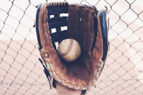 Amerykański Sport Baseball Pokazuje Zbliżenie Piłkę Rękawicy Boksu Pola Tle — Zdjęcie stockowe