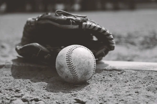 汚れフィールドの手袋と古い汚い野球は白と黒のボール プレーヤーのためのスポーツの思い出の懐かしさを思い出さ — ストック写真