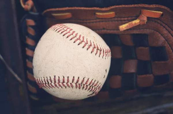 Rękawica Baseball Czarny Brązowy Leżącego Wierzchu Dla Gry Piłka — Zdjęcie stockowe