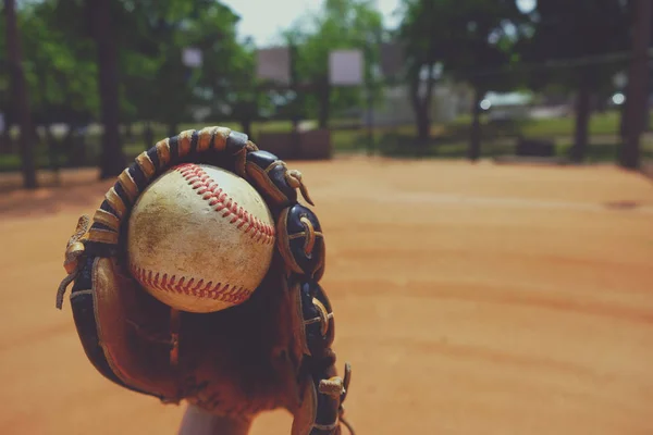 Stare Zużyte Baseball Złowionych Rękawiczce Nostalgia Sportu Piłka Pole Tle — Zdjęcie stockowe