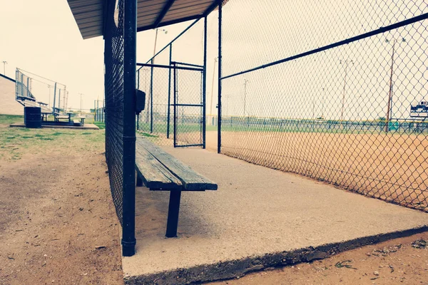 ベンチやフェンス スポーツのバック グラウンドに最適空野球スタジアムのダッグアウト — ストック写真