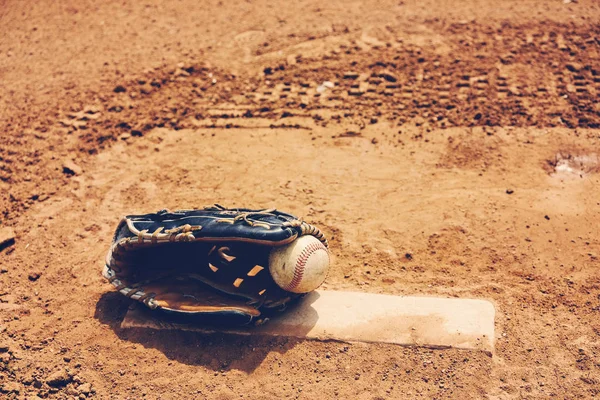 Baseball Játék Kesztyű Halom Piszok Mező Háttérben Labda — Stock Fotó